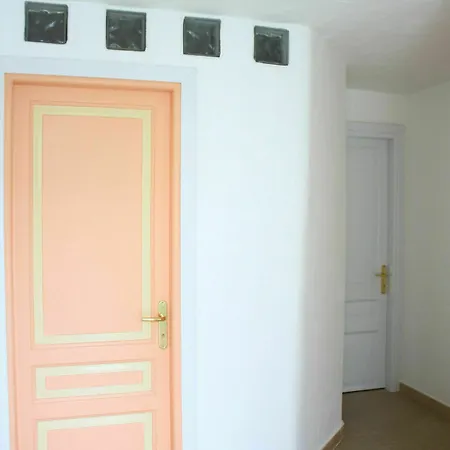 Li Piri Oda ve Kahvaltı 3*